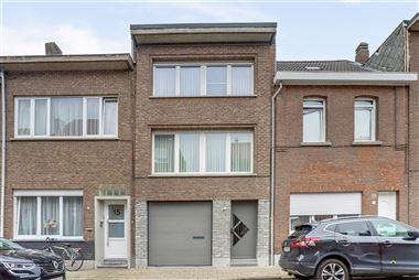 Te koop : verzorgde, solide woning in een rustige buurt met 2/3 slaapkamers. Gelijkvloers : inkomhal, garage, ruime berging of werkplaats, wasplaats (...