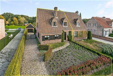 Mooie, perfect onderhouden halfopen woning met een grote prachtig tuin te koop in Wuustwezel.
Het huis heeft beneden een charmante inkomhal met ves...