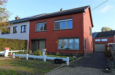Eénslaapkamer appartement gelegen in het centrum van Sint-Antonius. Het appartement beschikt over een inkomhal, keuken, leefruimte, badkamer en zolde...