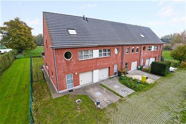 Moderne gezinswoning met 5 slaapkamers, gelegen op een perceel van ca. 443m² te Kalmthout!
EPC: 183kWh/m² (vg,wg,gmo,gvkr,gvv)...
