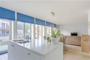 Prachtig, recent & stijlvol appartement te koop in Oostmalle-centrum op de eerste verdieping met 2 slaapkamers, ruime living met open keuken en veel l...
