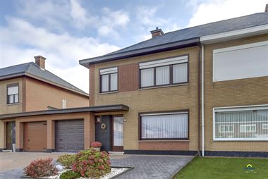 Instapklare gezinswoning met 3 slaapkamers nabij centrum van Breendonk in een rustige woonwijk.
De woning is zeer goed gelegen in een rustige woonw...