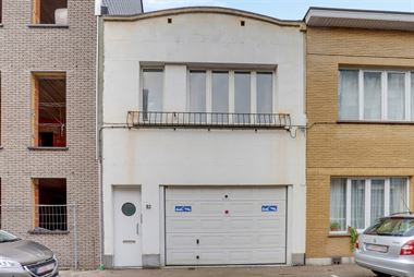 Zeer leuke lichtjes op te frissen woning met garage en gezellige tuin in een rustige enkelrichtingstraat in Berchem. Op wandelafstand van Berchem Stat...