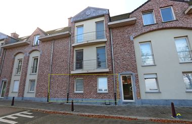 Gelijkvloers appartement gelegen in het centrum van Gooreind. Het appartement beschikt over een inkomhal, ruime leefruimte, ingerichte keuken, berging...