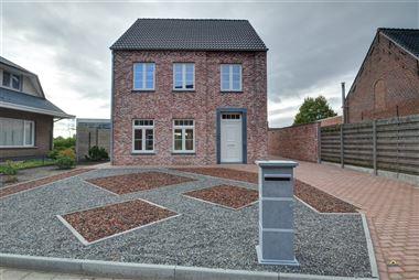 Prachtige nieuwbouwwoning centraal gelegen te Essen-Nieuwmoer, vlakbij diverse winkels, scholen etc.
De woning beschikt op de gelijkvloerse verdiepi...
