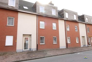 Mooi en ruim gelijkvloers appartement met autostaanplaats:
Vlakbij de E17 en bij het centrum, winkels en openbaar vervoer.
Recent en goed onderhoude...