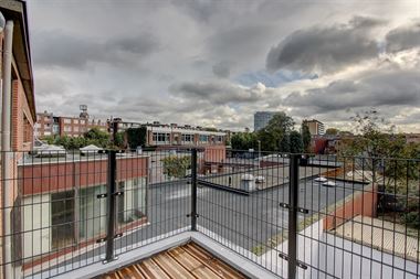 Trendy gerenoveerd 2-slaapkamer appartement gelegen in een klein gebouw te Wilrijk nabij winkels, openbaar vervoer en toegangswegen.
Zeer gunstig EPC...