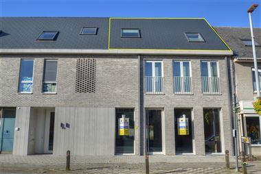 Recent appartement in het centrum van Kalmthout. Het appartement beschikt over een woonkamer met open keuken, een slaapkamer, een badkamer en een keuk...