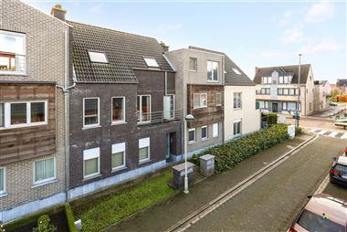 Ruim dakappartement op 127m² met 3 slaapkamers op een zeer centrale locatie in Sint-Lenaarts! Het appartement beschikt over een inkomhal met gastento...