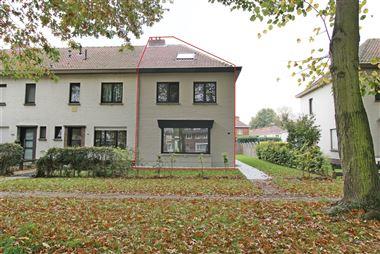Zeer gezellige semi-casco half open bebouwing in Willebroek.
De woning is gelegen nabij het centrum van Willebroek in een rustige woonwijk. Vlak...