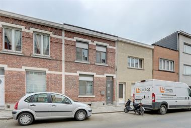 Huis met 3/4 slaapkamers, 2 badkamers en tuin gelegen te 2020 Antwerpen nabij Abdijstraat.
Renovatiewerken dateren van 2019 - gunstig EPC kengetal v...