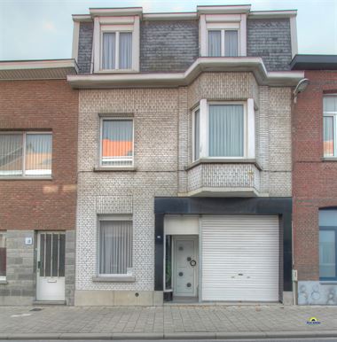Te renoveren rijwoning met 5 slaapkamers vlakbij het recreatiedomein "de Schorre". Het gelijkvloers heeft een zitkamer (vroegere handelsruimte) waarna...