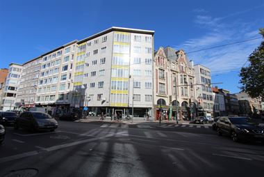 Zeer ruim en meteen instapklaar 3-slaapkamer appartement met terras in een rustig & goed onderhouden gebouw. Centraal gelegen op wandelafstand van An...