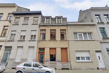 Charmante te renoveren woning met 4 tot 5 slaapkamers en een leuke stadstuin van ca 50m². Gelegen in een rustige enkelrichtingstraat, zeer centraal ...