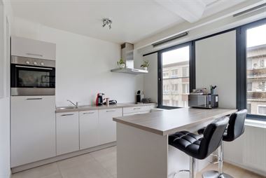 Merksem - te koop - geheel gerenoveerd appartement +/- 80m² op eerste verdieping met twee slaapkamers, gelegen aan de Roederdelft te Merksem dus in d...