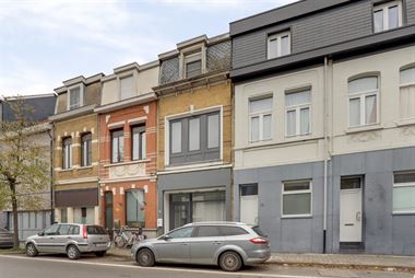 Te koop - Merksem - gerenoveerd voormalig handelshuis thans geheel ingedeeld als woning met terras/kleine stadstuin en 4 slaapkamers op heel centrale ...