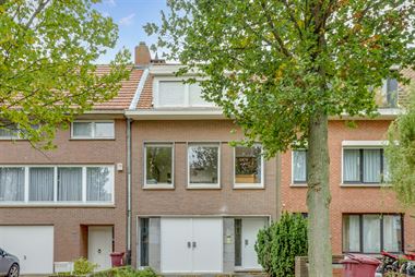 Gemoderniseerde woning te koop in Schoten aan de Plantijnlei met zonsgeoriënteerde tuin, garage met vooroprit, 2 badkamers, 2 tot 3 slaapkamers - dez...