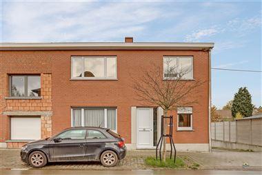 Te renoveren huis met 3 slaapkamers in centrum Kallo:
Gelegen aan de Beverse Dijk, op wandelafstand van openabar vervoer, school en winkels.
De E34 ...
