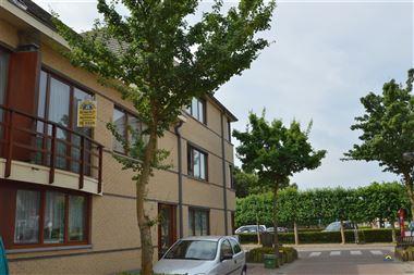 Prachtig centraal gelegen duplex-appartement met 3 slaapkamers, grote woonkamer, ruime keuken en een terras. Met lift en parkeerplaats in garage. EPC ...
