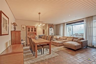 Ruim huis met 3 slaapkamers en handelsmogelijkheid te Kruibeke:
Gelegen in de Langestraat te centrum Kruibeke, dichtbij de E17, winkels, scholen en o...