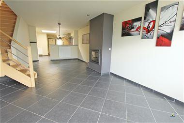Instapklare ruime gesloten bebouwing vlakbij het station van Willebroek.
Dit leuke reeds gerenoveerde huis ligt in het centrum van Willebroek vlak...