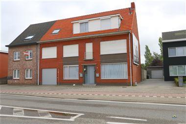 Opbrengsteigendom met twee ruime appartementen centraal gelegen te Oostmalle. Het gebouw bestaat uit twee appartementen, een garage en een tuin met te...