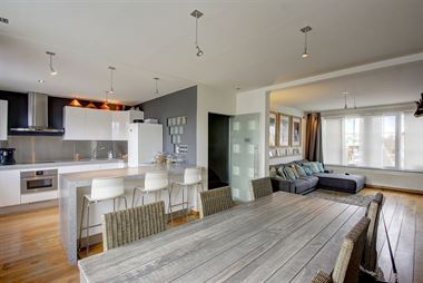 Verzorgde bel-etage woning met 4 slaapkamers, grote garage en tuin nabij centrum Hemiksem.
Nabijheid van supermarkten, openbaar vervoer, station en d...
