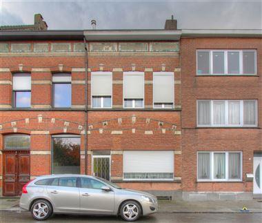 Deze ruime gesloten bebouwing met 5 slaapkamers en garage bevindt zich tegenover het station van Boom. Via de inkomhal betreden we het huis en komen ...