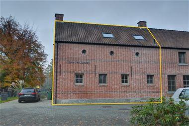 Zeer mooie en ruime halfopen woning op een rustige locatie nabij het centrum van Kalmthout. Deze woning bestaat uit een grote leefruimte met open keuk...