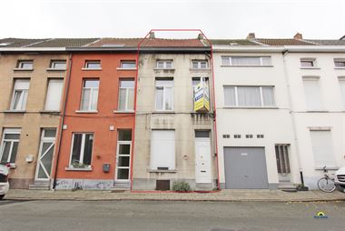 Deels gerenoveerde gesloten bebouwing met 4 slaapkamers op 5 minuten van centrum Mechelen.
Deze ruime woning werd reeds grotendeels gerenoveerd en...