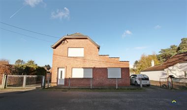 Volledig te renoveren open bebouwing met tuin gelegen te Tremelo.
Deze ruime woning is gelegen in een rustige straat vlakbij het Damiaancentrum. I...
