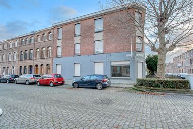 Gunstig gelegen opbrengsteigendom bestaande uit een gelijkvloerse handelsruimte (ca60m²) en twee bovengelegen appartementen - hoekpand Dianalaan/Moor...