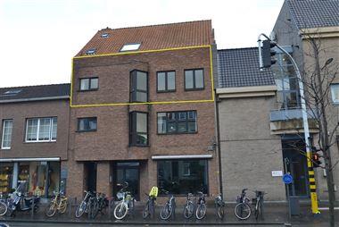 Ruim, lichtrijk 2-slaapkamerappartement op de tweede verdieping met uiterst centrale ligging, pal in het bruisende centrum van Kapellen.
Tal van fac...