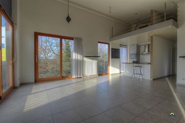 Dit mooi appartement is gelegen op een 2de verdieping en bestaat uit een woonkamer met veel lichtinval (ca.35m²) met aparte zithoek in grijze vloerte...