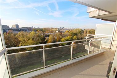 Op te frissen 2 slaapkamer-doorloop-appartement met 2 terrassen en een prachtig panoramisch uitzicht over zowel de Stad aan de ene kant, als het Rivie...