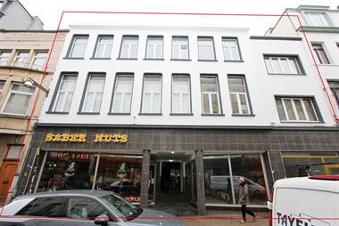 Zeer groot opbrengsteigendom, bestaande uit 4 naast elkaar gelegen gebouwen: ingedeeld in 3 handelsgelijkvloersen + 7 bovenliggende appartementen.
E...