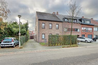 Duplex appartement inclusief garagebox te huur in een rustige straat op de grens Wilrijk en Aartselaar.
Dit appartement bevindt zich op een eerste ...