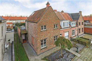 Te renoveren half open bebouwing op 370m² op een toplocatie nabij het centrum van Niel. We betreden de woning langs de zijgevel en komen in de aparte...