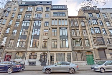Zeer mooi gerenoveerd appartement (ca. 90²) met twee slaapkamers in een standingvol gebouw gelegen op een toplocatie. Het appartement is gelegen aan ...
