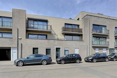 Recent appartement te koop met 2 slaapkamers, terras en autostaanplaats.
Dit appartement is gelegen op de eerste verdieping van een klein gebouw in...