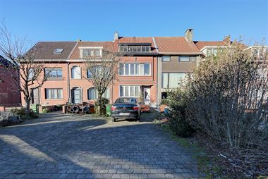 Huis te koop te Hemiksem, 4 slaapkamers, met ruime oprit en garage voor 2 wagens.
Nabijheid van openbaar vervoer en winkels.
Indeling:
- inkomh...