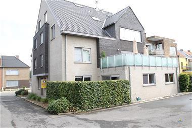 Mooi gelijkvloers appartement met 2 slaapkamers en terras.
Gelegen op wandelafstand van scholen, winkels en openbaar vervoer. De E17 is bereikbaar op...