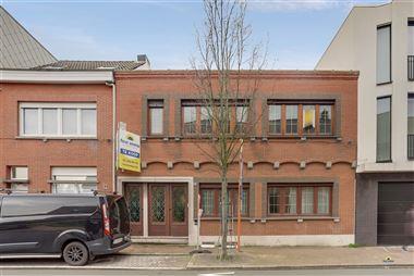Te renoveren woning (tweewoonst) met 3 slaapkamers nabij het centrum van Burcht
De woning is geschikt als tweewoonst/kangoeroewoning!
Centraal ...