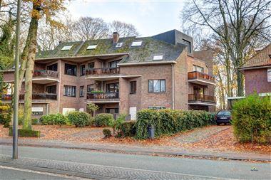 Gezellig appartement met 1 slpk, 2 terrassen en garage, mooi en rustig gelegen in het centrum van Essen. Openbaar vervoer en winkels op wandelafstand....