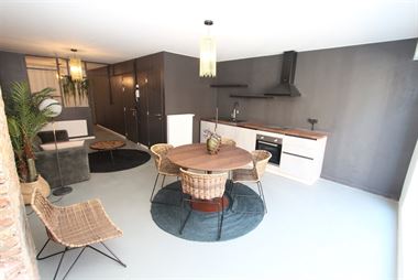 Zeer tof 1-slaapkamer appartement met veel lichtinval!
Gesitueerd in een klein gebouw (slechts 4 appartemenen, lage vaste kosten!) dat net volledig w...