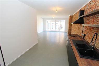 Zeer tof 2-slaapkamer appartement met terras en veel lichtinval!
Gesitueerd in een klein gebouw (slechts 4 appartemenen, lage vaste kosten!) dat net ...