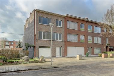 Instapklare bel-etage woning met 4 slaapkamers en 3 badkamers te koop nabij centrum Wilrijk.
Deze ruime woning is gelegen in een rustige zijstraat va...