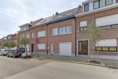 Te koop - woning - Merksem - uiterst rustig maar centraal gelegen ééngezinswoning met 3 slaapkamers & zonsgeoriënteerde tuin - met grote zorg en te...