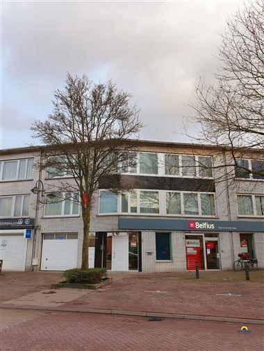 Mooi en centraal gelegen appartement met 2 slaapkamers te huur in Wuustwezel op de Bredabaan. Het appartement heeft een woonkamer, vernieuwde keuken e...