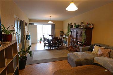 Appartement te huur in het centrum van Wuustwezel. Het appartement is gelegen op de eerste verdieping en beschikt over een inkomhal, gastentoilet, lee...